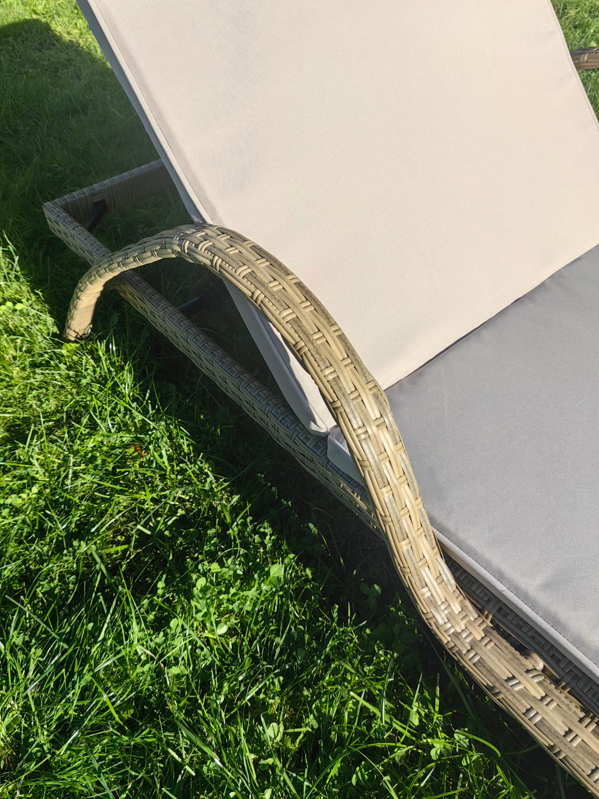 Комплект из искусственного ротанга два шезлонга Империал и столик Мара-2 (Greige) - Мир Дачника Комплект из искусственного ротанга два шезлонга Империал и столик Мара-2 (Greige)