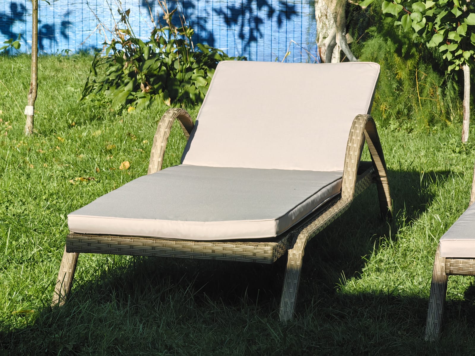 Комплект из искусственного ротанга два шезлонга Империал и столик Мара-2 (Greige) - Мир Дачника Комплект из искусственного ротанга два шезлонга Империал и столик Мара-2 (Greige)