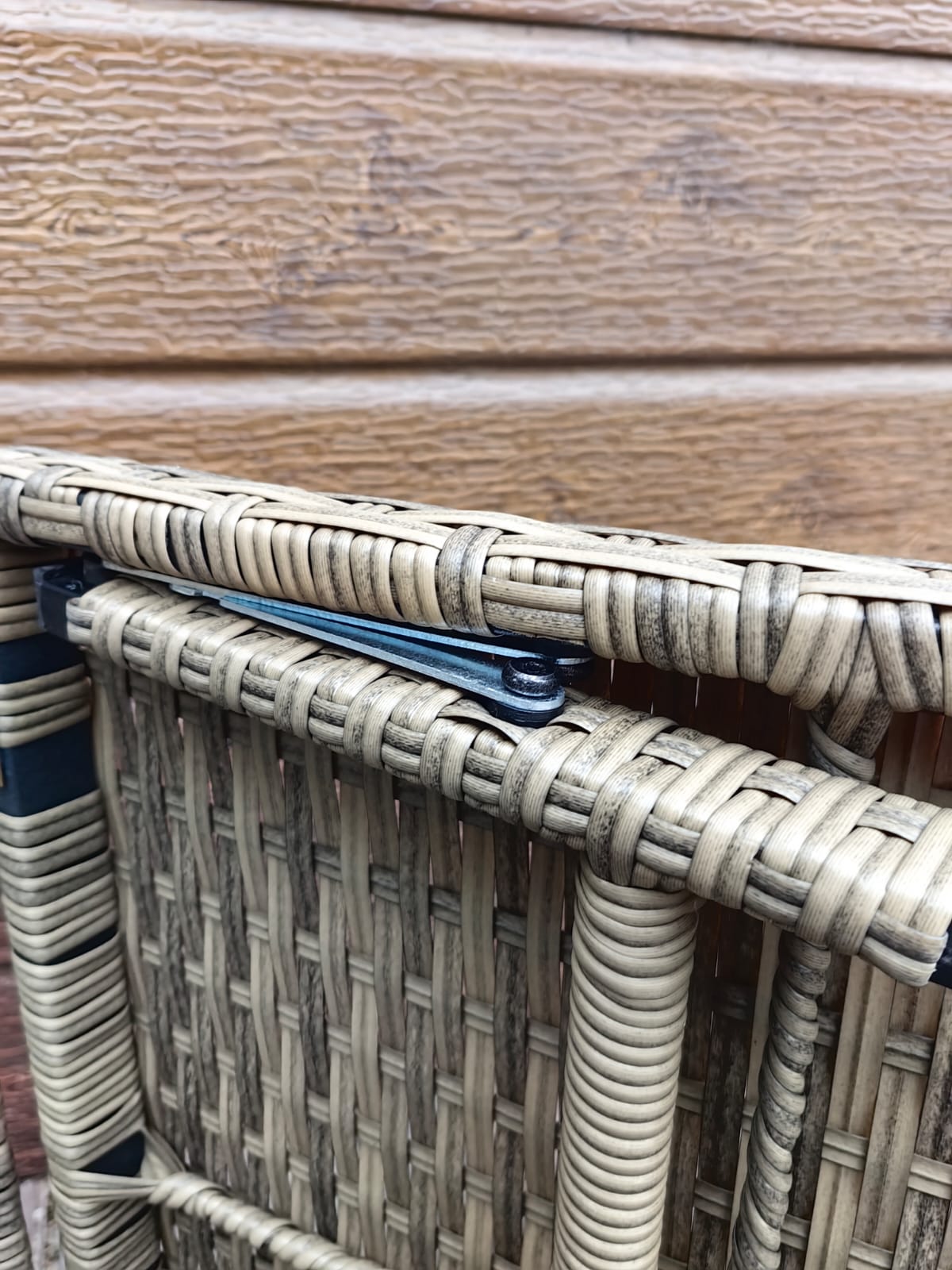 Комплект шезлонгов из искусственного ротанга Ливерпуль и столик Мара-2 Greige - Мир Дачника Комплект шезлонгов из искусственного ротанга Ливерпуль и столик Мара-2 Greige