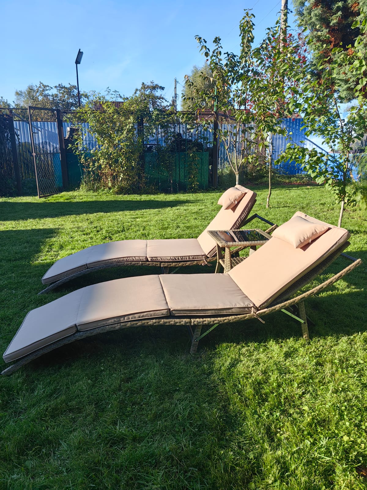 Комплект шезлонгов из искусственного ротанга Ливерпуль и столик Мара-2 Greige - Мир Дачника Комплект шезлонгов из искусственного ротанга Ливерпуль и столик Мара-2 Greige