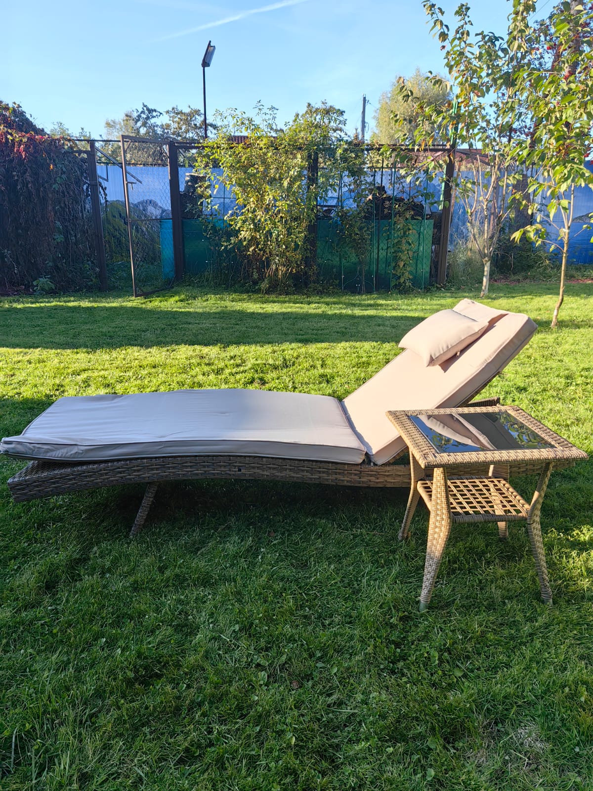 Комплект мебели из искусственного ротанга МАРА “MARA” Greige, шезлонг и столик - Мир Дачника Комплект мебели из искусственного ротанга МАРА “MARA” Greige, шезлонг и столик