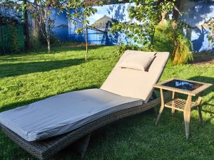 Комплект мебели из искусственного ротанга МАРА “MARA” Greige, шезлонг и столик - Мир Дачника Комплект мебели из искусственного ротанга МАРА “MARA” Greige, шезлонг и столик