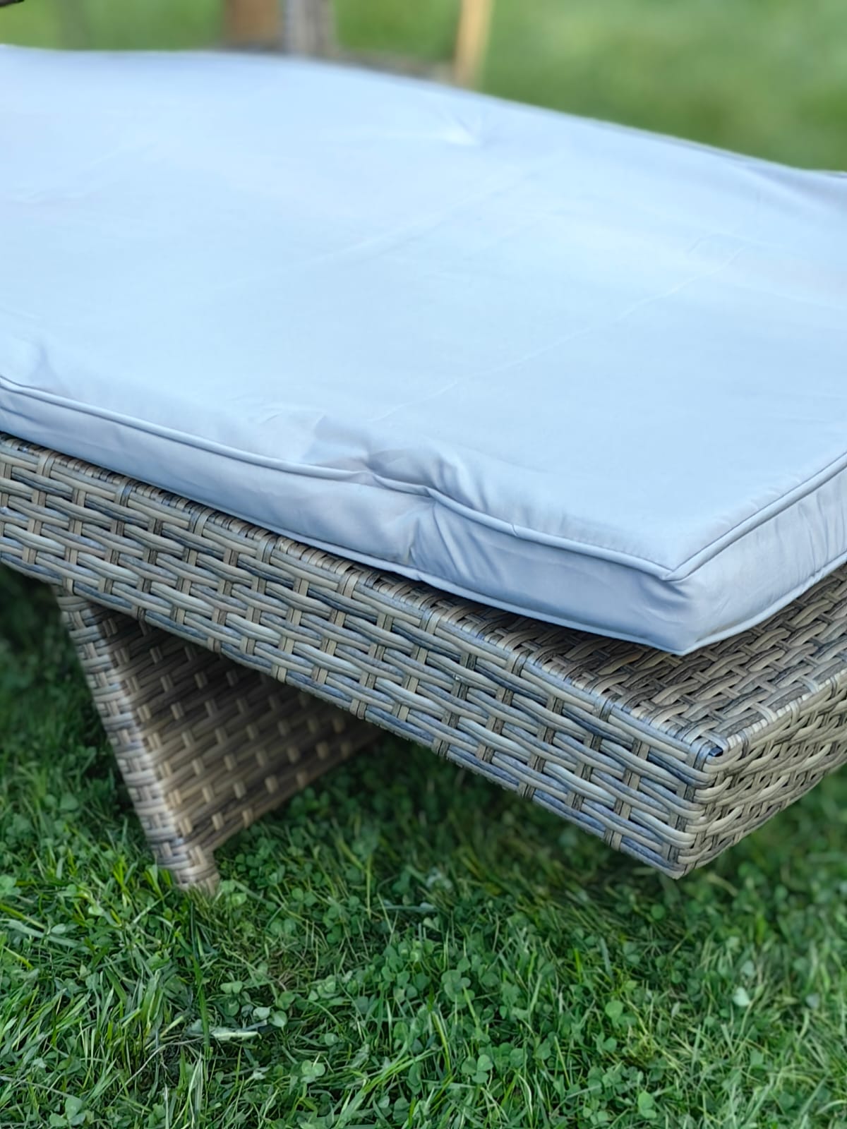 Комплект мебели из искусственного ротанга МАРА “MARA” Greige , шезлонг с подлокотниками и столик - Мир Дачника Комплект мебели из искусственного ротанга МАРА “MARA” Greige , шезлонг с подлокотниками и столик