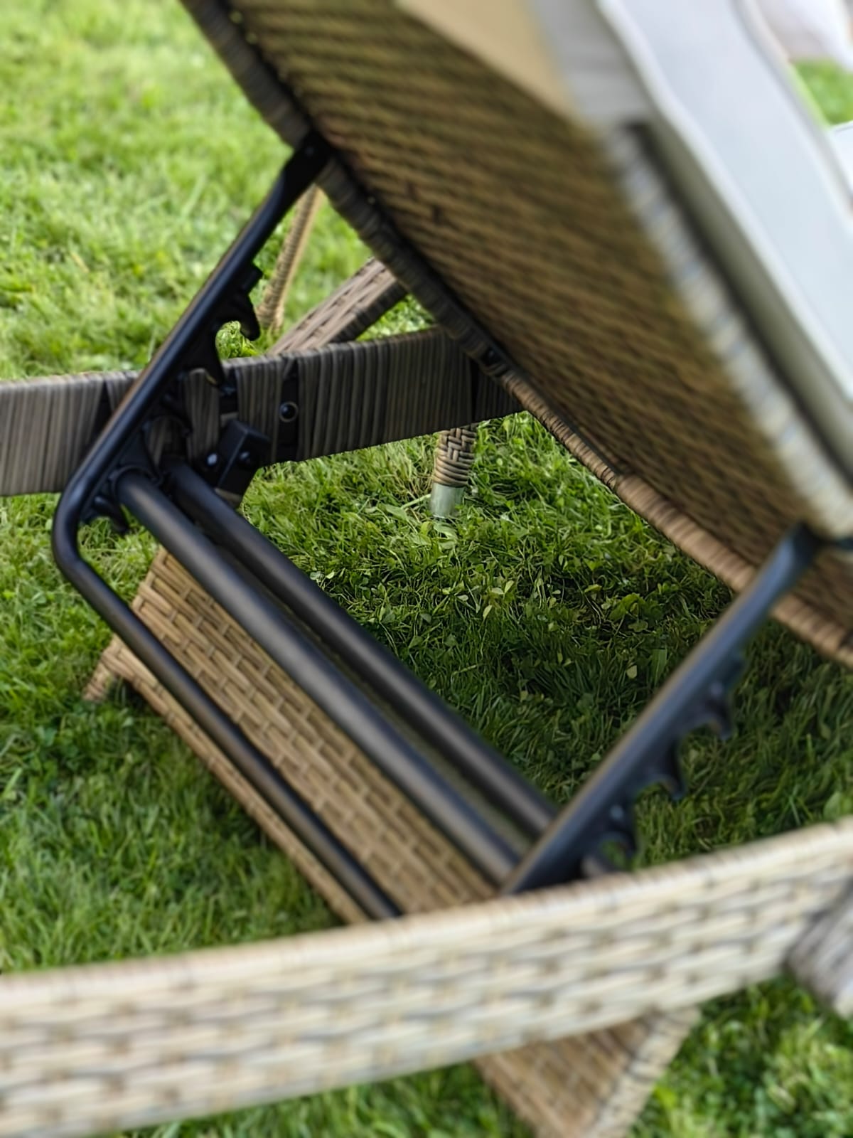 Комплект мебели из искусственного ротанга МАРА “MARA” Greige , шезлонг с подлокотниками и столик - Мир Дачника Комплект мебели из искусственного ротанга МАРА “MARA” Greige , шезлонг с подлокотниками и столик