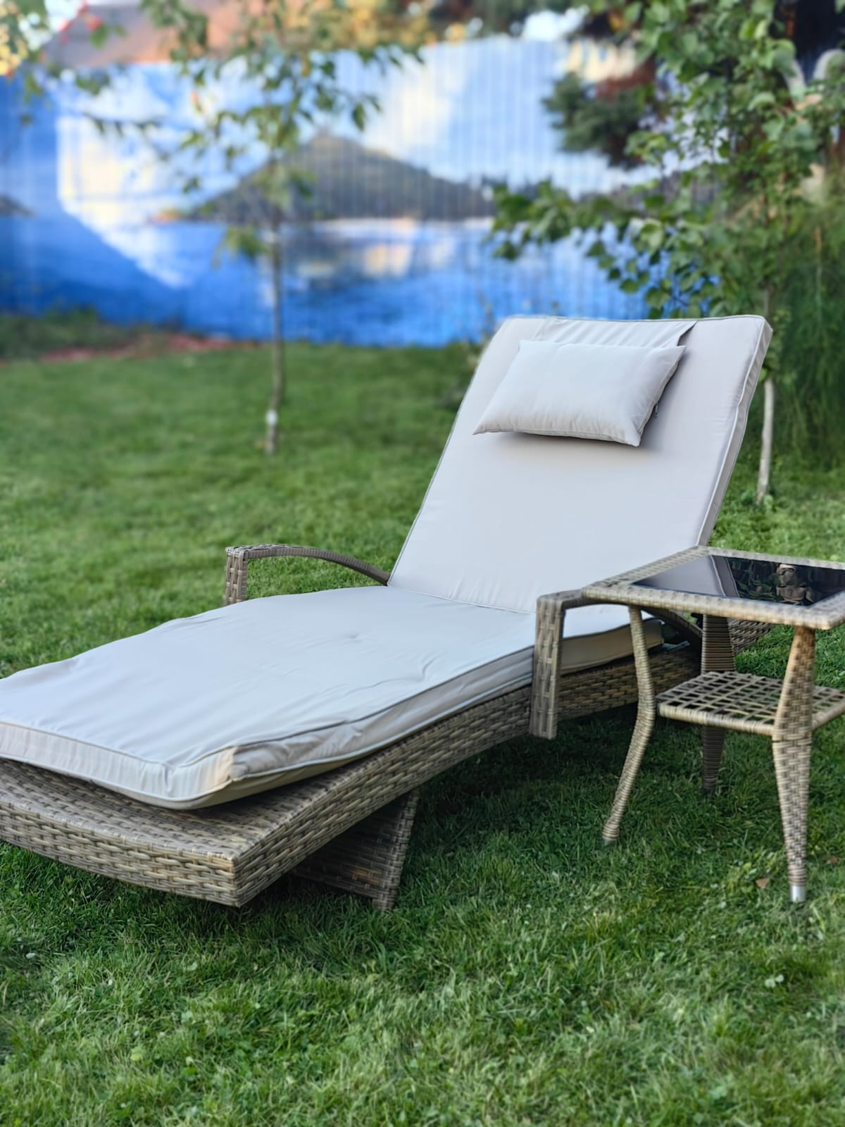 Комплект мебели из искусственного ротанга МАРА “MARA” Greige , шезлонг с подлокотниками и столик - Мир Дачника Комплект мебели из искусственного ротанга МАРА “MARA” Greige , шезлонг с подлокотниками и столик