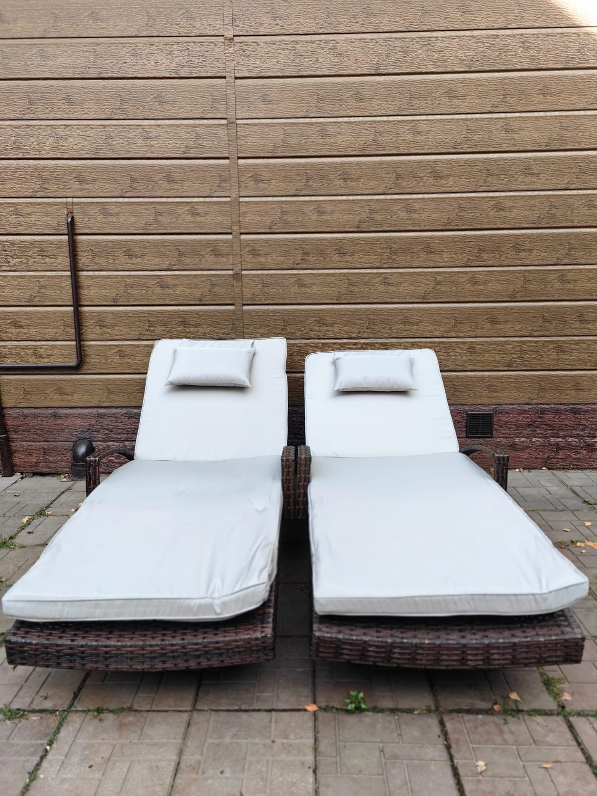 Комплект из 2х шезлонгов с подлокотниками из искусственного ротанга МАРА “MARA” Шоколад - Мир Дачника Комплект из 2х шезлонгов с подлокотниками из искусственного ротанга МАРА “MARA” Шоколад