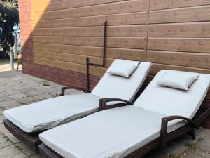 Комплект из 2х шезлонгов с подлокотниками из искусственного ротанга МАРА “MARA” Шоколад - Мир Дачника Комплект из 2х шезлонгов с подлокотниками из искусственного ротанга МАРА “MARA” Шоколад