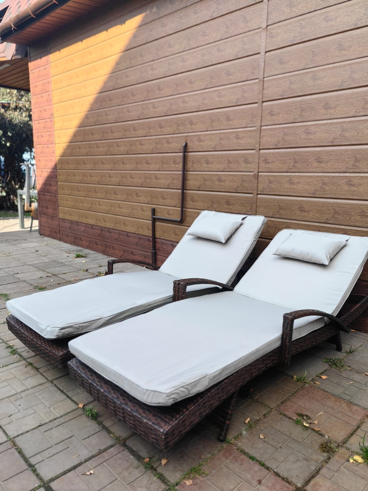 Комплект из 2х шезлонгов с подлокотниками из искусственного ротанга МАРА “MARA” Шоколад - Мир Дачника Комплект из 2х шезлонгов с подлокотниками из искусственного ротанга МАРА “MARA” Шоколад