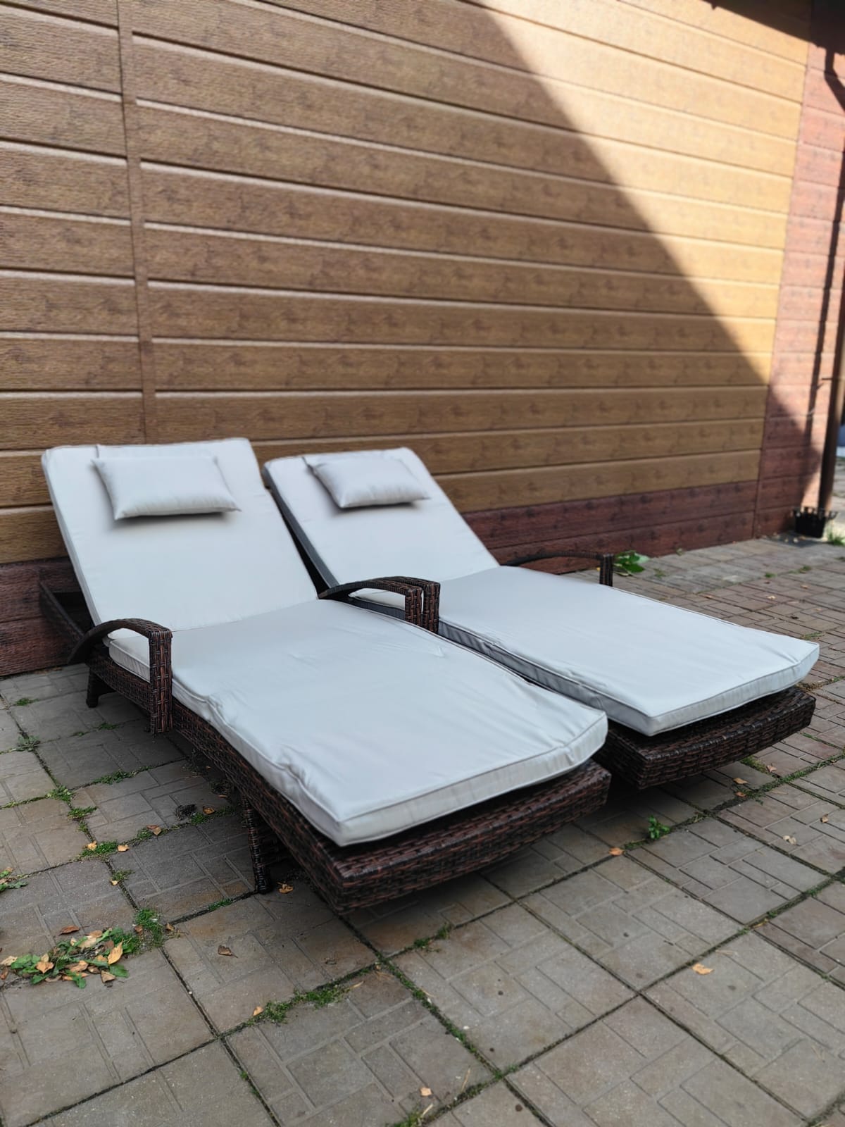 Комплект из 2х шезлонгов с подлокотниками из искусственного ротанга МАРА “MARA” Шоколад - Мир Дачника Комплект из 2х шезлонгов с подлокотниками из искусственного ротанга МАРА “MARA” Шоколад