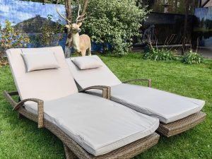 Комплект из 2х шезлонгов с подлокотниками из искусственного ротанга МАРА “MARA” Greige